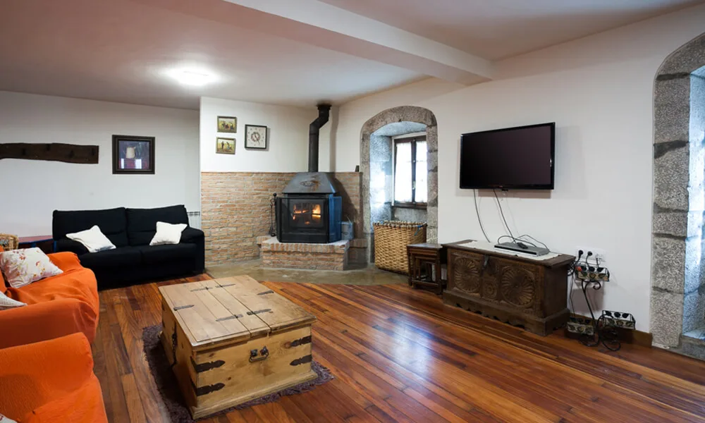Salón comedor, chimenea y TV Salón comedor, chimenea y TV