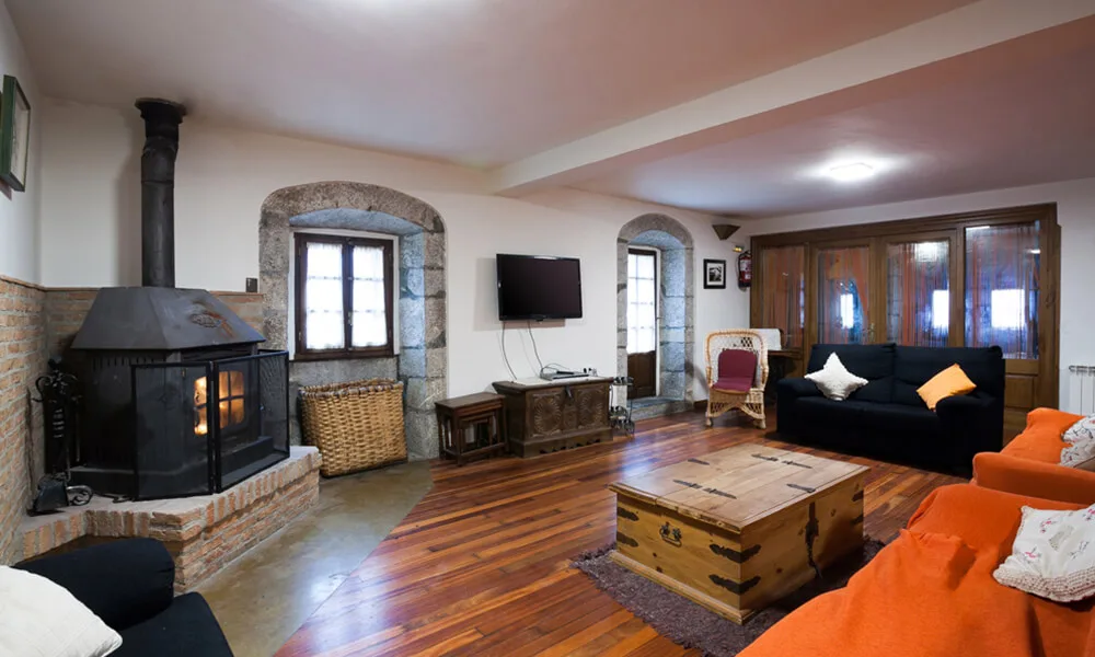 Salón comedor, chimenea y TV Salón comedor, chimenea y TV
