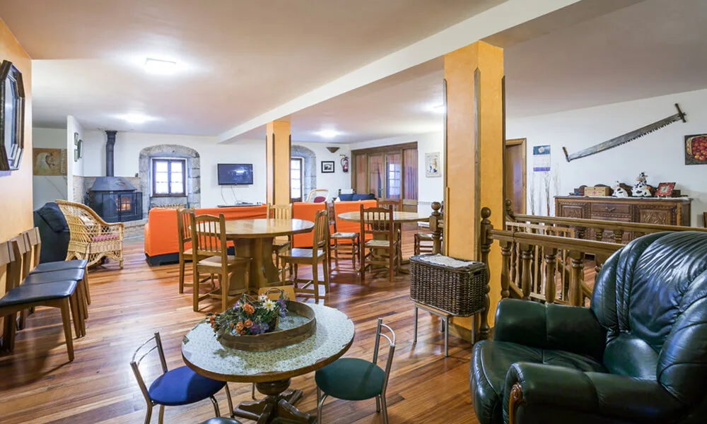 Salón comedor, chimenea y TV Salón comedor, chimenea y TV